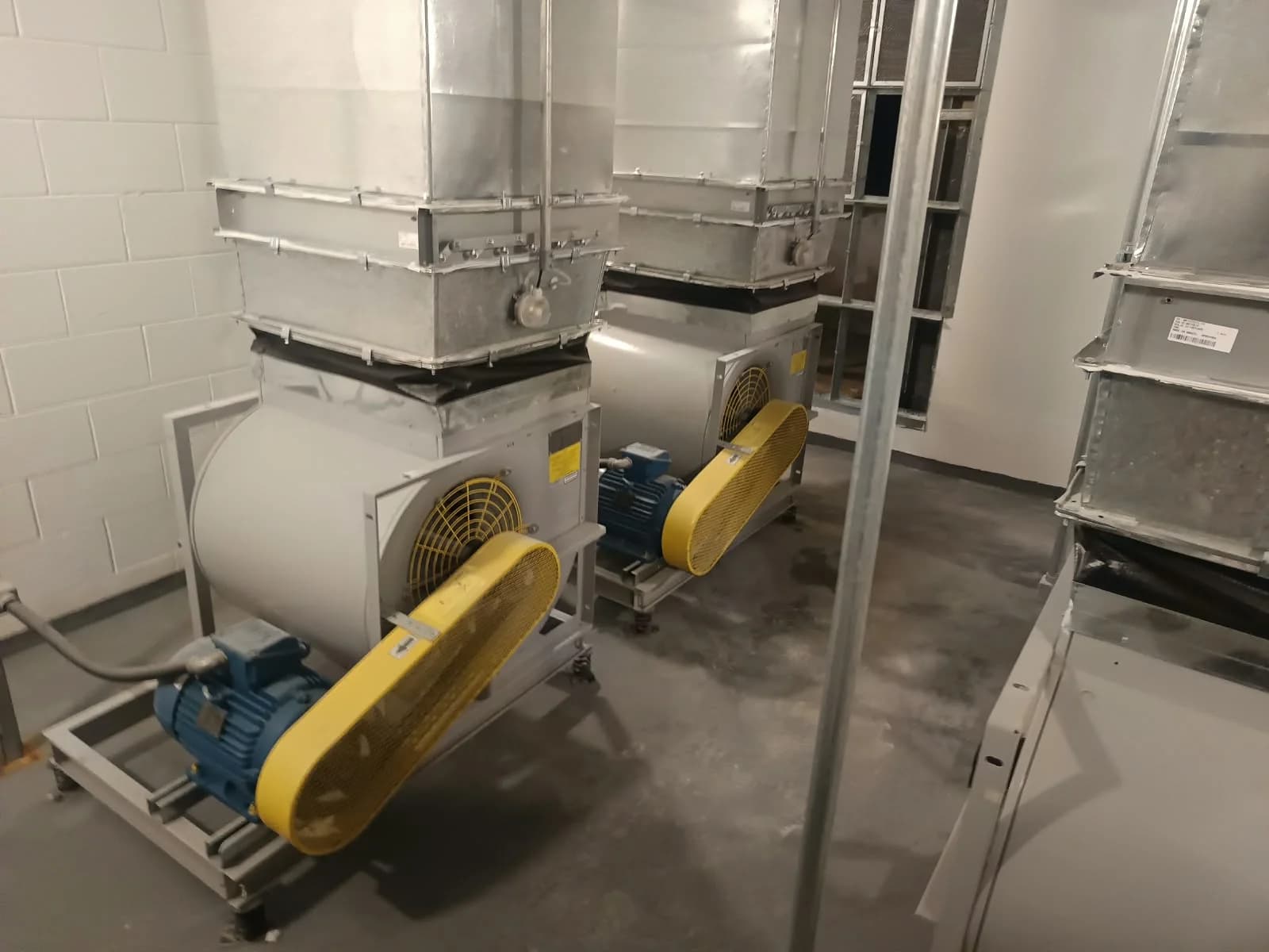 Ventiladores e dutos em casa de máquinas